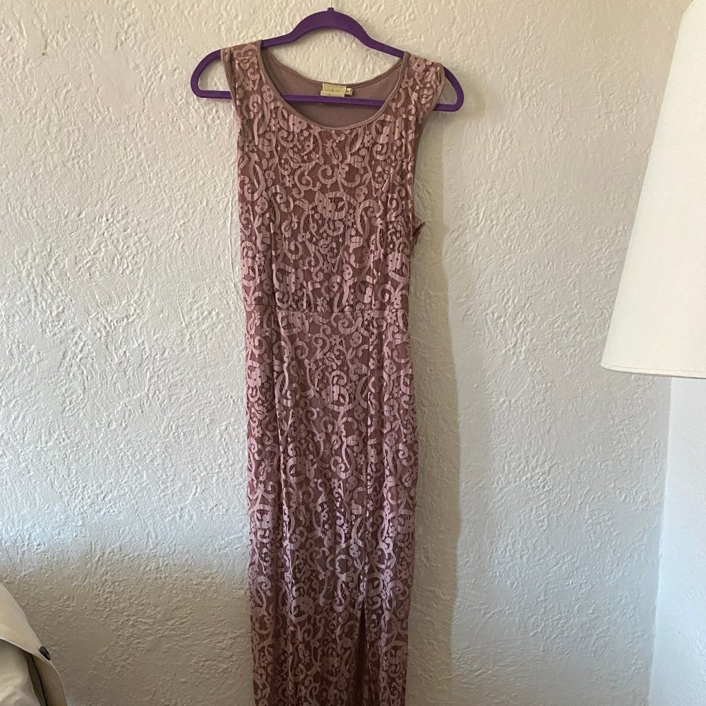 Comfortable long dress with lace overlay